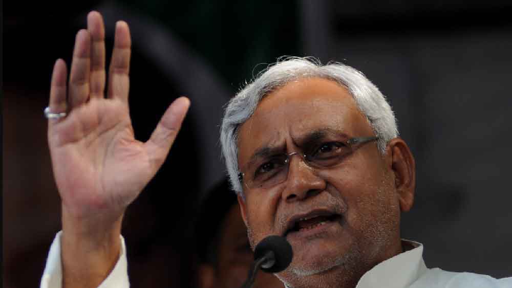 জনতা দলের প্রার্থী হয়ে ১৯৮৫ সালে প্রথম বিহারের বিধানসভা ভোটে জয়ী হয়েছিলেন নীতীশ। ১৯৮৯ সালে বিহারের বিধানসভায় বিরোধী নেতা হিসাবে তিনি লালুকে সমর্থন করেন। অথচ ১৯৯৬ সালে প্রথম বার লোকসভা নির্বাচনে প্রার্থী হওয়ার আগে বিজেপির প্রতি আনুগত্য প্রকাশ করেন নীতীশ। সাংসদ হয়ে নীতীশ রেলমন্ত্রী হন। পরে কেন্দ্রীয় কৃষিমন্ত্রী এবং ভূতল পরিবহনমন্ত্রীও হন।