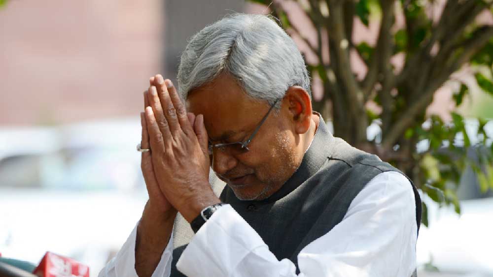 শেষ বার নীতীশ সঙ্গী বদলেছিলেন ২০১৭ সালে। বিহারের সরকার তখন ভেঙে যেতে বসেছে বলে মনে করছেন রাজনৈতিক বিশেষজ্ঞরা। নীতীশ মুখ্যমন্ত্রী হিসাবে ইস্তফা দেন। ২৪ ঘণ্টা পরে বিজেপির সমর্থনে নতুন সরকার গড়ে আবার মুখ্যমন্ত্রী হিসাবে শপথ নেন। তিন বছর পর এই বিজেপির হাত ধরেই ফের বিহারে সরকার গড়ে নীতীশের জেডিইউ। ২০২০ সালেও বিহারের মুখ্যমন্ত্রী হন নীতীশই। 