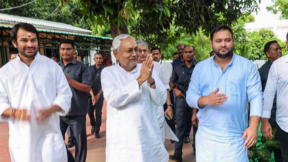 দু’বছর পর ২০২২ সালে সেই একই জায়গায় নীতীশ। আবার বিজেপির হাত ছেড়েছেন। বিহারের রাজ্যপালের সঙ্গে দেখা করে ইস্তফা দিয়েছেন। আরজেডি-সহ আরও অনেক দলের সঙ্গে জোট গড়ে এ বার অষ্টম বার মুখ্যমন্ত্রী হিসাবে শপথও নিলেন নীতীশ। এখন দেখার এই  সঙ্গীর প্রতি কত দিন বিশ্বস্ত থাকেন নীতীশ। 