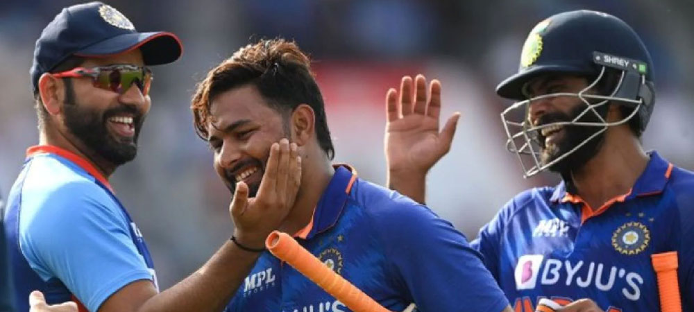 শোল্ডার ড্যাশে ‘সুপারম্যান’-কে ছিটকে দিয়ে টিম ইন্ডিয়ায় ঢুকে পড়েন ঋষভ।