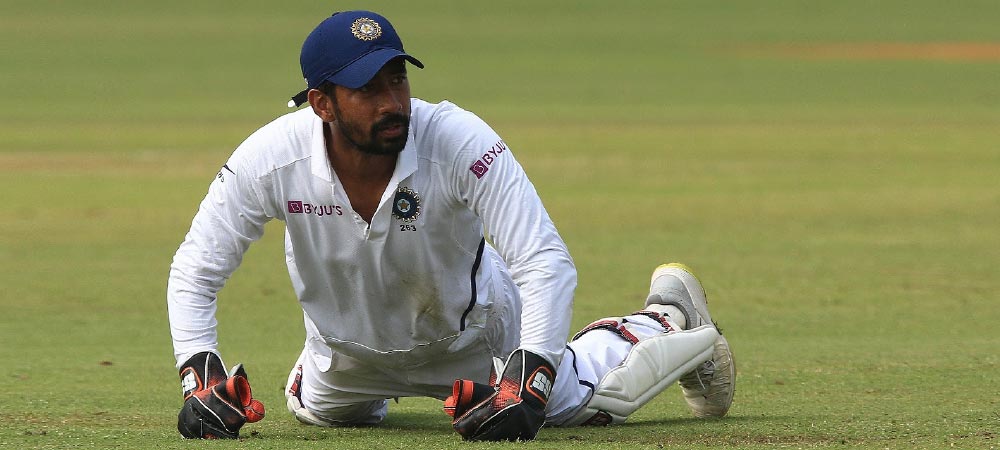 স্রেফ বয়সের দোহাই দিয়ে নাকি ঋদ্ধিমানের বদলে ঋষভকে নেওয়া হয় ভারতীয় দলে।