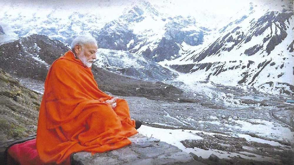 ‘হাম তো ফকির আদমি হ্যায়, ঝোলা লেকে চল পড়েঙ্গে জি’(আমি গরিব মানুষ, কিছু হলেই কাঁধে ঝোলা নিয়ে বেরিয়ে পড়ব), এক জনসভায় দুর্নীতি নিয়ে কথা বলতে গিয়ে এবং তাঁর বিরুদ্ধে আনা বিভিন্ন অভিযোগ প্রসঙ্গে এমনটাই মন্তব্য করেছিলেন প্রধানমন্ত্রী নরেন্দ্র মোদী। তবে সম্প্রতি সেই ‘ফকির’ প্রধানমন্ত্রীর কাছে থাকা সম্পত্তির হিসাব দিল কেন্দ্র। আর সেই হিসাব বলছে, প্রধানমন্ত্রী নরেন্দ্র মোদীর মোট সম্পত্তির পরিমাণ ২.২৩ কোটি টাকারও বেশি।