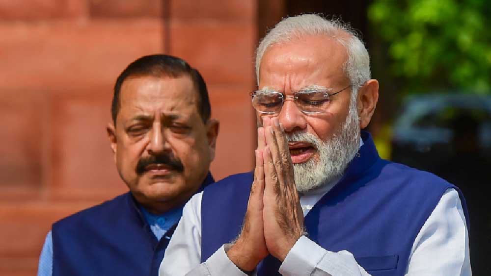 মোদীর সম্পত্তির হিসাবের নথি অনুযায়ী শেয়ার বা মিউচুয়াল ফান্ডে তাঁর কোনও বিনিয়োগ নেই। এমনকি, নিজস্ব  কোনও গাড়িও নেই মোদীর।