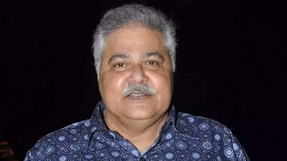 বড় সাধ করে জাতীয় পতাকা হাতে একটি ছবি পোস্ট করেছিলেন সতীশ। ‘দোষ’ বলতে এটুকুই! তার পর থেকেই সে নিয়ে নানা প্রশ্ন উঠতে শুরু করেছে। কী ছিল সেই পোস্টে?