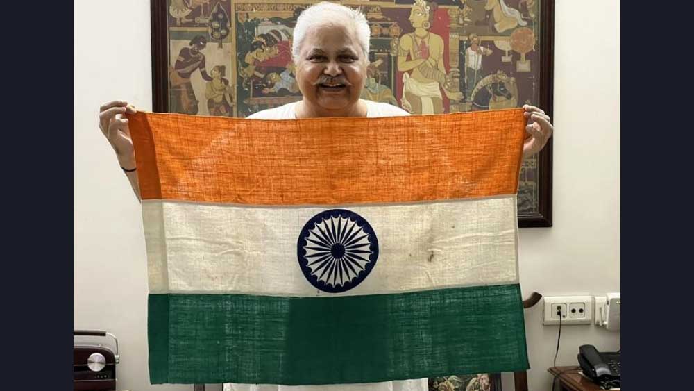 টুইটারে ওই ছবিতে দেখা গিয়েছে, জাতীয় পতাকা মেলে ধরে হাসিমুখে দাঁড়িয়ে প্রবীণ সতীশ। সঙ্গে লেখা, ‘এই সেই আদি অকৃত্রিম তেরঙ্গাধ্বজা যা ১৯৪২ সালের ভারত ছাড়ো আন্দোলনের সময় পেয়েছিলেন আমার মা!’ ব্যস! তার পর থেকেই সতীশের দিকে একের পর এক তির ছোড়া শুরু হয়।