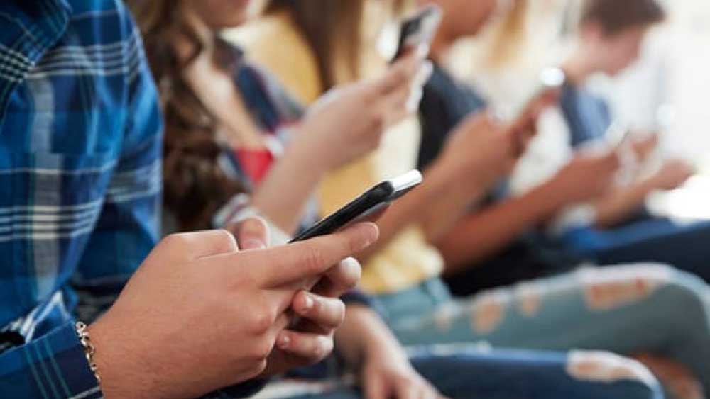 নেটমাধ্যমে সতীশের ওই ছবিটি মনে ধরেছে অনেকেরই। ওই টুইটটি নিজেদের মধ্যে চালাচালি করেছেন সাড়ে ছ’হাজার জন। সঙ্গে ভেসে উঠেছে নানা জনের নানা প্রশ্ন এবং মন্তব্য।