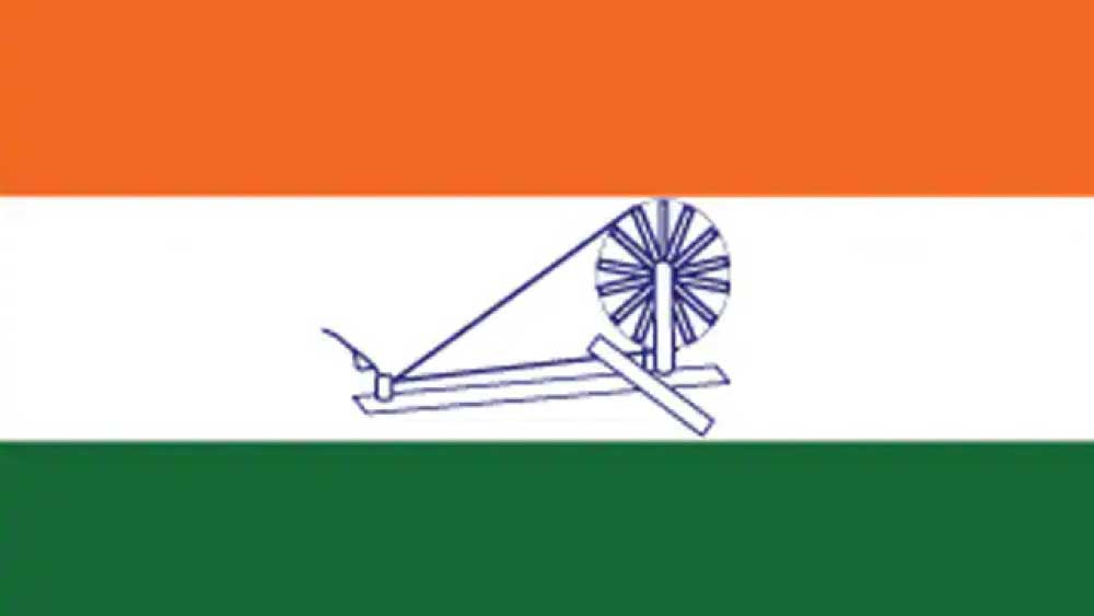 সতীশকে সে তথ্য মনে করিয়ে দিয়েছেন অনেকে। তাঁর টুইটের নীচে লিখেছেন, ‘এই পতাকাটি তো ১৯৪৭ সালে গৃহীত হয়েছিল! ১৯৪২ সালের পতাকায় একটি চরকা বসানো ছিল।’