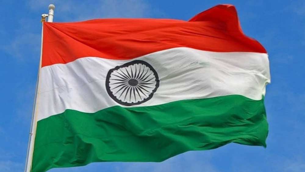 নেটমাধ্যমে সতীশকে উদ্দেশ করে আর এক জন লিখেছেন, ‘জাতীয় কংগ্রেসের জন্য একটি পতাকার নকশা তৈরি করেছিলেন শ্রীপিঙ্গলি বেঙ্কাইয়া। তাতে গাঁধীর ঘুরন্ত চরকা ছিল। জুলাইয়ে গণপরিষদের অধিবেশনে বিআর অম্বেডকরের দাবি মেনে সেই পতাকার বদলে অশোকচক্র সম্বলিত পতাকা গৃহীত হয়।’