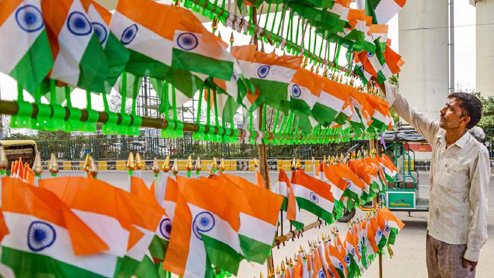 সিনেমার পাশাপাশি টেলিভিশনেও কৌতুকাভিনেতা হিসাবে দাপিয়ে বেড়িয়েছেন সতীশ। ‘ইয়ে জো হ্যায় জিন্দেগি’ বা ‘সারাভাই ভার্সাস সারাভাই’-এর মতো ধারাবাহিকে আজও সতীশকে মনে রেখেছেন অনেকে। সেই অভিনেতা যে সাধারণ মানুষকে বোকা বানাচ্ছেন, এমন অভিযোগও তুলেছেন এক জন। তিনি লিখেছেন, ‘খ্যাতনামী মানুষজন কী ভাবেই না সাদাসিধে ভারতীয়দের জাতীয়তাবাদের নামে বোকা বানান!’