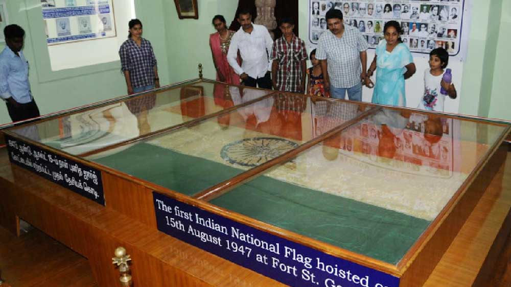 সতীশের টুইট দেখার পর ব্যঙ্গের সুরে এক জনের মন্তব্য, ‘আপনার মাকে অশ্রদ্ধা করছি না। তবে আপনার মা কি এখনকার সময় থেকে পিছিয়ে ১৯৪৭-এ চলে গিয়েছিলেন আর ’৪২-এর ভারত ছাড়ো আন্দোলনের জন্য এই পতাকাটা নিয়ে এসেছেন?’