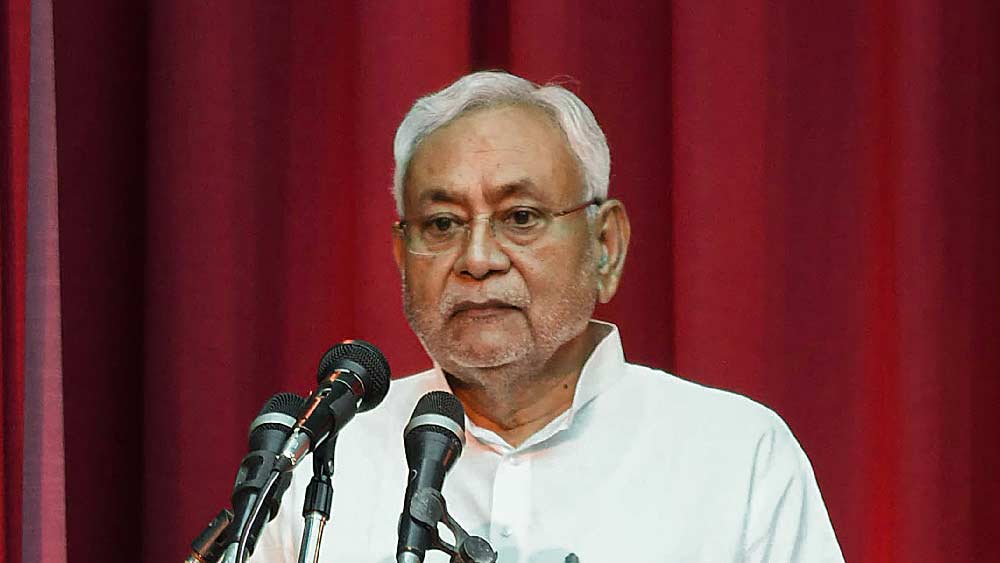 আবার  বিহারের মুখ্যমন্ত্রী হলেন নীতীশ কুমার। এই নিয়ে অষ্টম বার পটনার মসনদে বসলেন নীতীশ। তবে ‘পার্টনার’ বদলে। জোট বদলে। বিজেপির হাত ছেড়ে আরজেডির হাত ধরেছেন নীতীশ। যার প্রেক্ষিতে বিজেপির বক্তব্য, উনি ‘স্বভাবগত বিশ্বাসঘাতক’। রাজনৈতিক সঙ্গীর প্রতি বিশ্বস্ততা ধাতে নেই নীতীশের। অভিযোগটি কি সত্যি? 