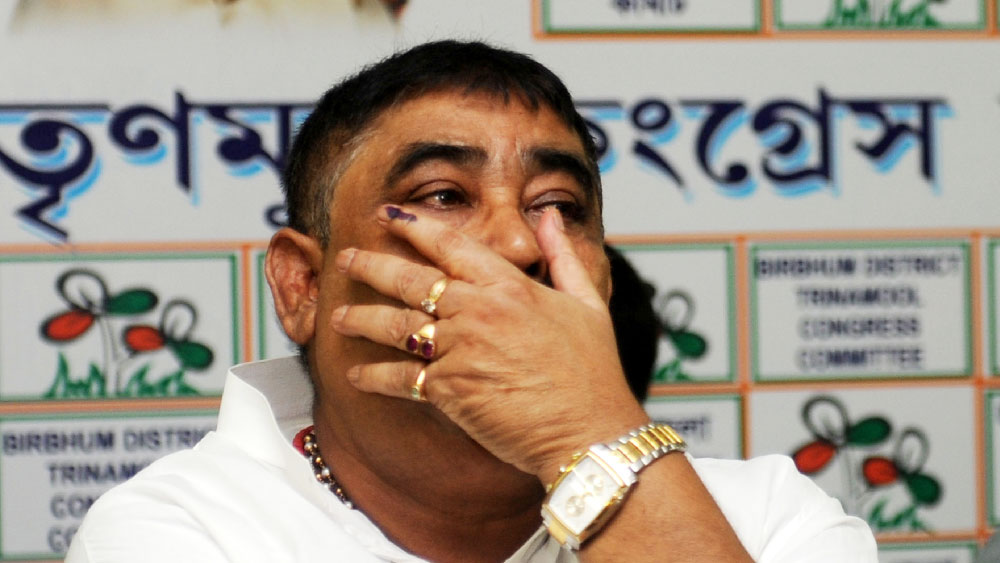 নোটিস পাঠিয়ে, ‘আসতেই হবে’ বলে, এমনকি, অসুস্থ হয়ে পড়লে  চিকিৎসার ব্যবস্থা করা হবে, এই আশ্বাস দিয়েও লাভ হয়নি। কলকাতায় সিবিআইয়ের দফতর নিজাম প্যালেসে পুলিশি প্রহরা বসানো হয়েছে। ডাকা হয়েছে চিকিৎসকদেরও কিন্তু অনুব্রত আসেননি।