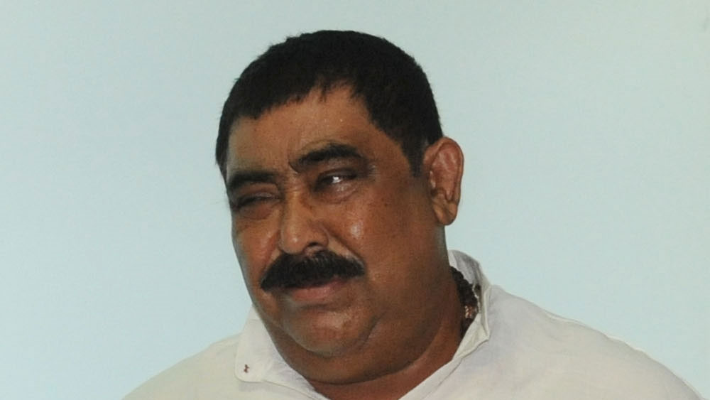 অথচ কেন্দ্রীয় গোয়েন্দাদের তলব পেয়ে নির্ধারিত দিনের আগেই বোলপুর থেকে কলকাতায় এসেছে অনুব্রতের গাড়ি, বীরভূমের তৃণমূল জেলা সভাপতি এসে উঠেছেন তাঁর চিনার পার্কের বাড়িতে। কিন্তু নির্ধারিত দিন সকালে যথা সময়ে বাড়ি থেকে বেরিয়েও পথ বদলেছে অনুব্রতের গাড়ি।