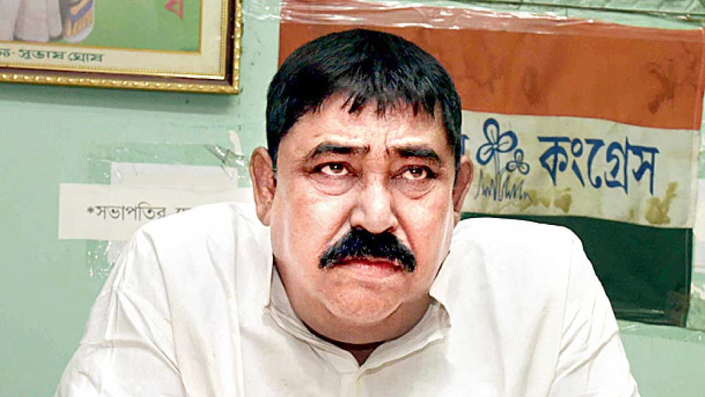 ‘ভোট পরবর্তী হিংসা’র অভিযোগে মামলাতেও অনুব্রতকে সমন পাঠিয়েছে সিবিআই। তবে গরুপাচার মামলায় প্রথম বার ‘কেষ্ট’(অনুব্রতের ডাক নাম, তাঁকে মুখ্যমন্ত্রী মমতা বন্দ্যোপাধ্যায়ও এই নামেই ডাকেন)কে ডেকে পাঠানো হয় ২০২১ সালের ২৫ এপ্রিল। তখন পশ্চিমবঙ্গে বিধানসভা ভোট চলছে। ২৫ তারিখ ভোট ছিল কলকাতাতেই। ২৪ তারিখ চিঠি যায় অনুব্রতের কাছে। তবে সে ডাকের জবাব মেলেনি। অনুব্রতর আইনজীবী নির্ধারিত দিনে কলকাতায় নিজাম প্যালেসে এসে জানিয়ে যান অনুব্রত আসতে পারছেন না।