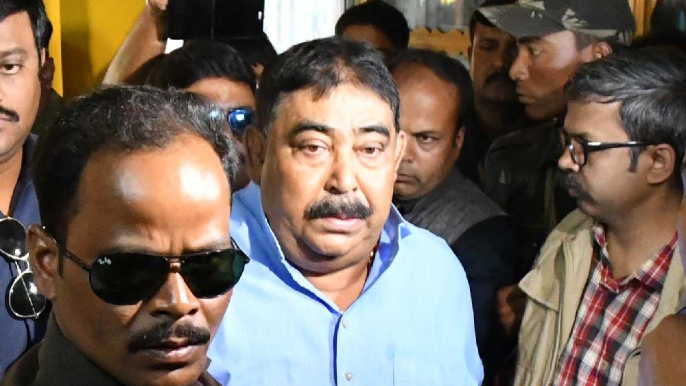 অনুব্রতকে তৃতীয় বার এই মামলায় জিজ্ঞাসাবাদের জন্য সিবিআই ডেকে পাঠায় ২৫ ফেব্রুয়ারি। এ বার অসুস্থ হয়ে হাসপাতালে ভর্তি হতে হয় তৃণমূল নেতাকে। ২৫ ফেব্রুয়ারি শ্বাসকষ্টের সমস্যায় নিয়ে বোলপুরের সিয়ান মহকুমা হাসপাতালে ভর্তি হন অনুব্রত। চিকিৎসকরা অবশ্য তাঁকে শারীরিক পরীক্ষা-নিরীক্ষার পর ছেড়ে দেন। কিন্তু কেষ্টর নিজাম প্যালেসে আসা হয় না আর।