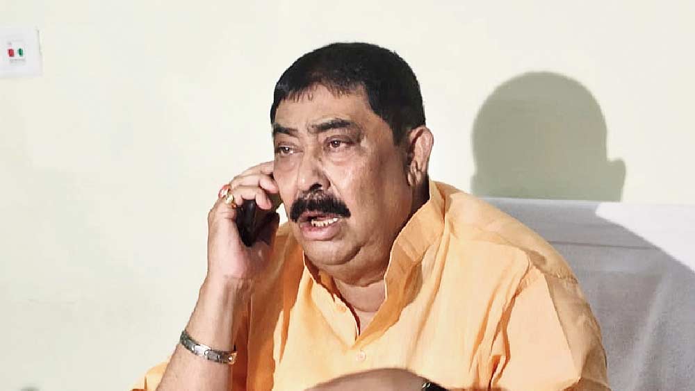 এর পর ১৫ মার্চ অনুব্রতকে তলব করে সিবিআই। অনুব্রত আবার সেই তলব উপেক্ষা করেন। অবশ্য অসুস্থতার কারণ দেখাননি বীরভূমের দাপুটে নেতা।  ১৪ মার্চ গরুপাচার মামলায় সিবিআইয়ের জেরা থেকে রক্ষাকবচ চেয়ে কলকাতা হাই কোর্টে আবেদন জানিয়েছিলেন তিনি। তাঁর আইনজীবীরা সিবিআইকে জানিয়ে দেন, যেহেতু অনুব্রত ডিভিশন বেঞ্চে আবেদন করেছেন এবং মামলাটি বিচারাধীন, তাই তিনি হাজিরা দিতে পারবেন না।