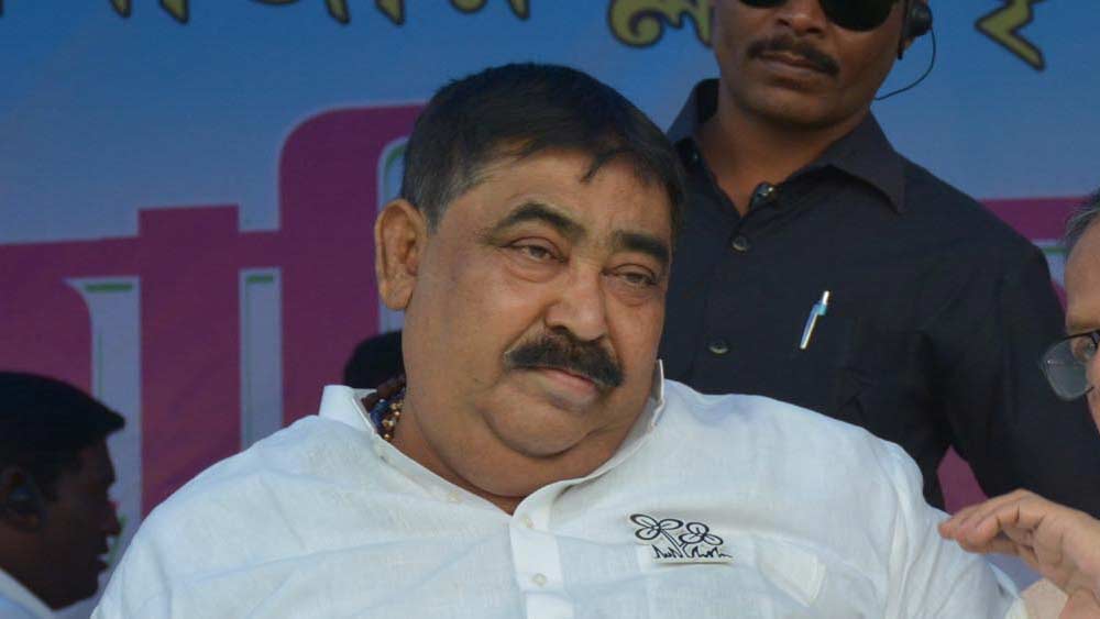 ৬ এপ্রিল। আবার অনুব্রতকে সিবিআই ডেকে পাঠায়। নিজাম প্যালেসে সিবিআই দফতরে যাওয়ার কথা ছিল। আগের দিনই কলকাতার চিনার পার্কের বাড়িতে পৌঁছে যান তৃণমূল নেতা। কিন্তু সকালে বাড়ি থেকে বেরিয়ে তাঁকে নিয়ে তাঁর গাড়ি সোজা পৌঁছে যায় এসএসকেএম হাসপাতালে। হাসপাতাল সূত্রে জানানো হয় শ্বাসকষ্টের সমস্যা রয়েছে তৃণমূল নেতার। আছে পেটের সমস্যাও। উডবার্ন ব্লকের ২১১ নম্বর কেবিনে ভর্তি করা হয় অনুব্রতকে। তৈরি হয় আট সদস্যের মেডিক্যাল বোর্ডও। অপেক্ষা শেষ হয় না নিজাম প্যালেসে। অনুব্রত অবশ্য জানিয়েছিলেন, সিবিআই চাইলে তাকে হাসপাতালে এসে জিজ্ঞাসাবাদ করতে পারে।