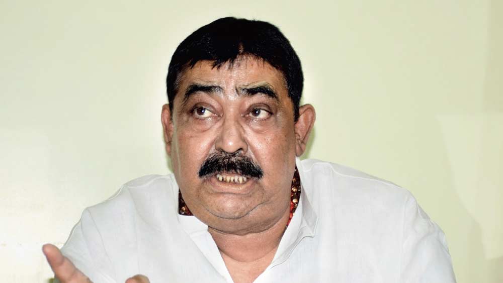 ২৩ এপ্রিল। আগের বারের অসুস্থতার জেরে ১৭ দিন হাসপাতালে থেকে সবে বাড়ি ফিরেছেন কেষ্ট। বাড়ি ফিরেছেন শুনে সিবিআইও সমন পাঠায়। এ বার নিশ্চয়ই তিনি জিজ্ঞাসাবাদে হাজির থাকতে পারবেন। অনুব্রত জানিয়ে দেন পারবেন না। তিনি হাসপাতাল থেকে ছাড়া পেলেও যথেষ্ট  দুর্বল, হাঁটাচলা করতেও সমস্যা হচ্ছে। তাই সিবিআই সকাশে তাঁর পক্ষে আসা সম্ভব নয়। অনুব্রতর জবাব ইমেল মারফত সিবিআই দফতরে এসে পৌঁছয় তাঁর হাজিরা দেওয়ার নির্ধারিত সময়ের ঠিক চার মিনিট আগে।