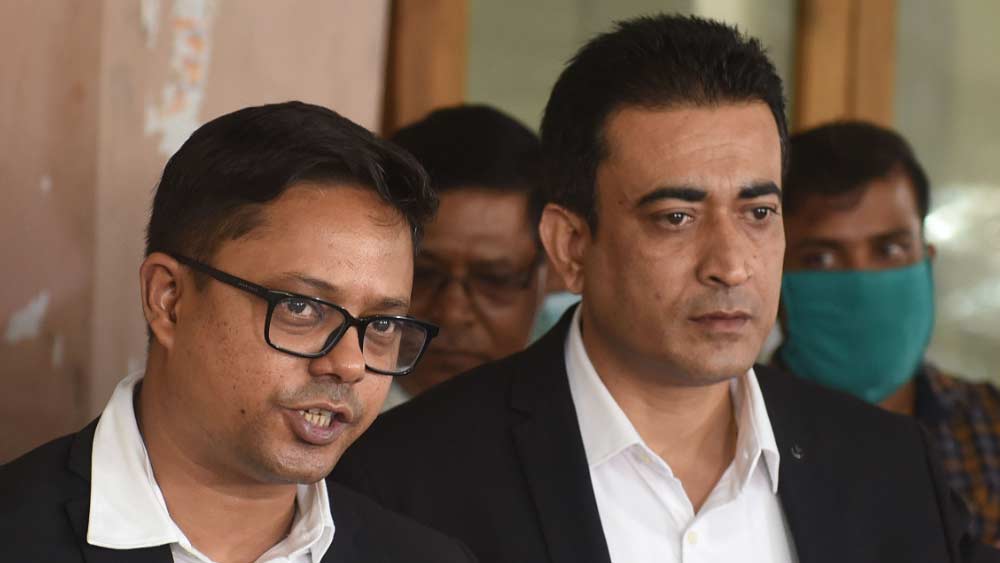 ১৯ মে। অবশেষে অপেক্ষার অবসান। অনুব্রত নিজেই ফোন করে সিবিআইয়ের সঙ্গে দেখা করার অনুরোধ করেছেন। আইনজীবীরা জানান, অনুব্রত গরুপাচার মামলায় সহযোগিতা করতে চান। সিবিআইয়ের মুখোমুখি বসতে চান। সেই মতো সিবিআইয়ের দেওয়া সময়ের আগেই নিজাম প্যালেসে পৌঁছে যান কেষ্ট। টানা চার ঘণ্টা তাঁকে জিজ্ঞাসাবাদ করা হয়। তবে জেরা পর্ব মিটলে নিজাম প্যালেস থেকে সোজা এসএসকেএম হাসপাতালে চলে যান। হাসপাতালের তরফে জানানো হয় অনুব্রত অসুস্থ বোধ করায় তাঁকে উডবার্ন ব্লকে নিয়ে গিয়ে রুটিন চেক আপ করানো হচ্ছে।