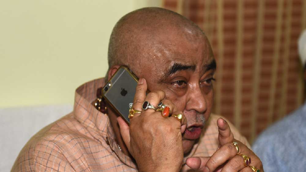 ২৭ মে আবার তলব করা হয় অনুব্রতকে। এবারও অসুস্থতার কারণ দেখিয়ে হাজিরা এড়ান অনুব্রত। তবে এ বার একটু অন্যরকম ছিল অনুব্রতের প্রতিক্রিয়া। সিবিআইকে চিঠি দিয়ে তিনি লেখেন, চিকিৎসকেরা তাঁকে ১৫ দিন বিশ্রামের পরামর্শ দিয়েছেন, সিবিআই চাইলে বাড়িতে এসে কথা বলতে পারে।