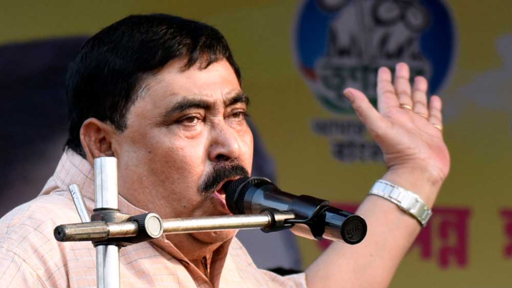 আট তারিখ কলকাতায় এসে এসএসকেএমে যান অনুব্রত। অসুস্থতার পরীক্ষাও করান। হাসপাতাল থেকে অনুব্রতকে জানিয়ে দেওয়া হয়, তাঁর হাসপাতালে থেকে চিকিৎসা করানোর প্রয়োজন নেই। ভাবা হয়েছিল এর পর তিনি সিবিআইয়ের তলবে সাড়া দিতে নিজাম প্যালেসে যাবেন। কিন্তু অনুব্রতর গাড়ি তাঁর বাড়ির রাস্তা ধরে। চিনার পার্ক হয়ে ওই দিনই বোলপুরে ফিরে যান।