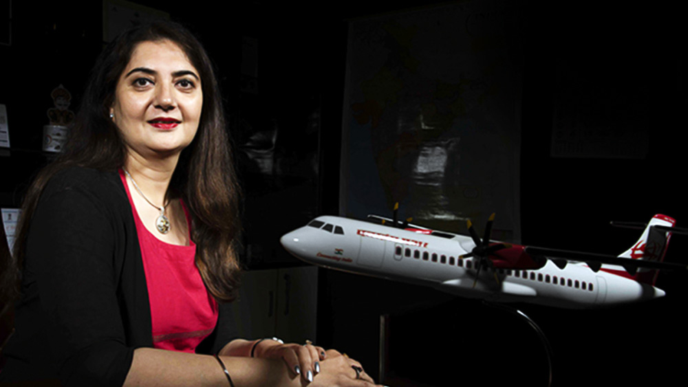 তবে, চিকিৎসক-ইঞ্জিনিয়ার-শিক্ষিকা ছাড়াও মহিলারা যে বিমানচালকের পেশায় এসেও রোজগার করতে পারেন, সেই বিষয়ে ভারতীয়দের ধারণা কম বলে দাবি করেছেন অ্যালায়েন্স এয়ার বিমানসংস্থার সিইও হরপ্রীত এ দে সিংহ। কোনও বিমানসংস্থা পরিচালনার দায়িত্বে থাকছেন এক মহিলা! হরপ্রীত এই গুরুভার নিয়ে সমাজের দৃষ্টিভঙ্গি বদলে দিয়েছিলেন। 