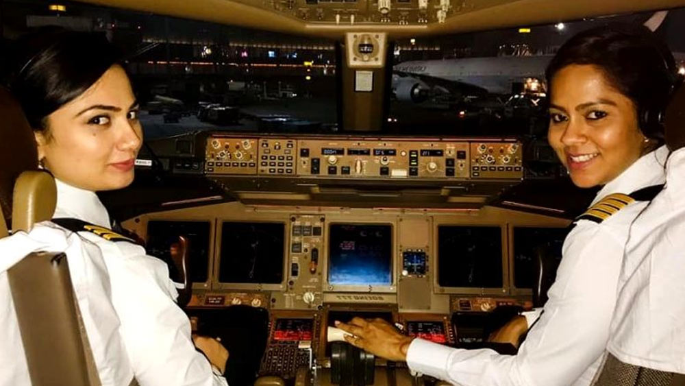 মহিলারা যেন আরও বেশি করে এই চাকরির জন্য আবেদন করে সে দিকে লক্ষ রেখে মহিলা কর্মীদের জন্য নানা রকম অতিরিক্ত সুযোগ-সুবিধা দেওয়ার ব্যবস্থা করে। ১৯৪৮ সাল থেকেই বহু ভারতীয় মহিলা ন্যাশনাল ক্যাডেট কোরের সঙ্গে যুক্ত ছিলেন। মাইক্রোফ্লাইট এয়ারক্রাফ্ট পরিচালনার জন্য প্রশিক্ষণও দেওয়া হত তাঁদের। তবে, এর খরচ প্রচুর। মহিলাদের খরচের ভার কমানোর জন্য কোনও কোনও রাজ্য সরকার বিশেষ ভর্তুকি চালু করেন।