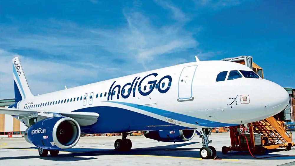 শুধু তা-ই নয়, অন্তঃসত্ত্বাদের জন্য সংস্থার তরফে বিশেষ সুযোগ-সুবিধা দেওয়া হয়। ভারতের সবচেয়ে বড় যাত্রিবাহী বিমানসংস্থা, ‘ইন্ডিগো’ সেই সংস্থার মহিলা কর্মীদের অন্তঃসত্ত্বা থাকা অবস্থায় ২৬ মাসের সবেতন মাতৃত্বকালীন ছুটি দেয়। নবজাতকের দেখাশোনা করার জন্য কোনও ক্রেশে রাখলে সংস্থার তরফে তার বেতন দেওয়ারও সুযোগ রয়েছে। সন্তানের পাঁচ বছর বয়স পর্যন্ত মহিলা পাইলটরা এক মাসে দু’সপ্তাহের জন্য ছুটির আবেদন করতে পারেন।