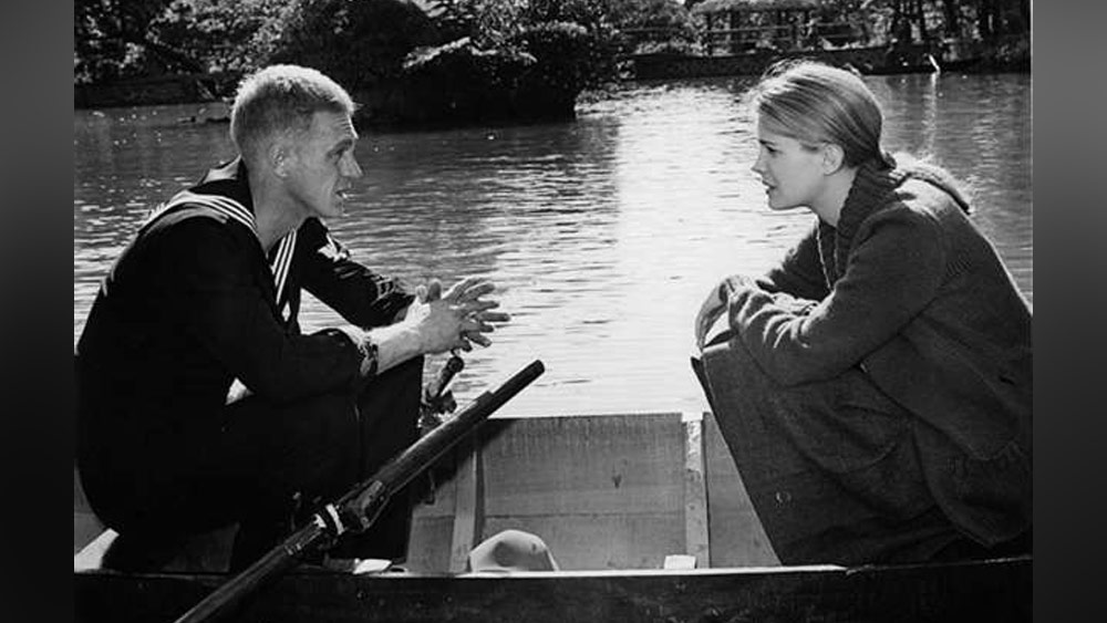 রবার্ট ওয়াইজ পরিচালিত ‘দ্য স্যান্ড পেবলস্‌’ ছবিটি ১৯৬৬ সালে মুক্তি পায়। তিন ঘণ্টা দৈর্ঘ্যের এই ছবিটি অস্কারের মঞ্চে আটটি বিভাগের জন্য মনোনীত হয়। কিন্তু সেই বছর ‘আ ম্যান ফর অল সিজনস্’ ছবিটিই ছ’টি অস্কার জেতে।