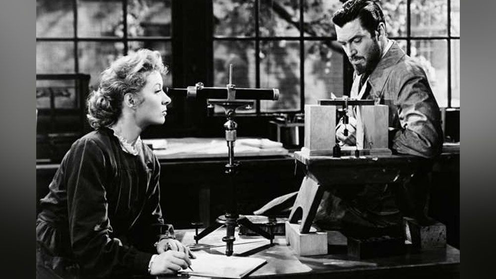 ১৯৪৩ সালে মুক্তি পায় ‘মাদাম কুরি’ ছবিটি। কিন্তু ‘কাসাব্লাঙ্কা’ ছবির সঙ্গে প্রতিযোগিতায় থাকা এই ছবিটি অস্কারের জন্য সাতটি বিভাগে মনোনীত হলেও তার মধ্যে একটি বিভাগেও অস্কার জিততে পারেনি।