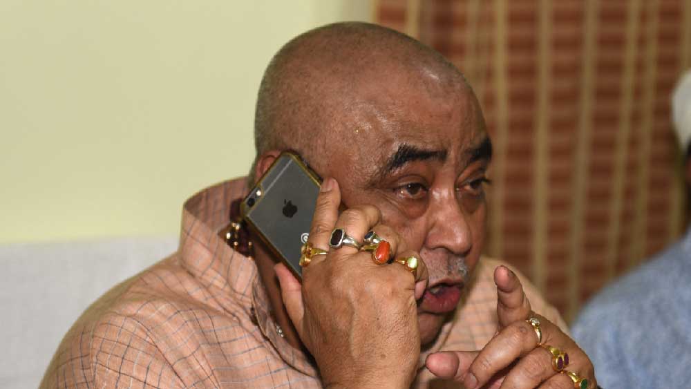 ‘বোম মারুন’: ২০১৩ সালের পঞ্চায়েত ভোটের আগে বীরভূমের পাড়ুইয়ের কসবায় প্রচারে গিয়ে বিতর্কে জড়িয়েছিলেন অনুব্রত মণ্ডল। দলীয় কর্মীদের নির্দেশ দিয়েছিলেন, ‘‘পুলিশের গাড়িতে বোম মারুন।’’ পরে যদিও বলেছিলেন, ওই ভাবে কথাটা বলতে চাননি। পরে সে জন্য মেয়ে এবং স্ত্রীর কাছে বকা খেতে হয়েছে।