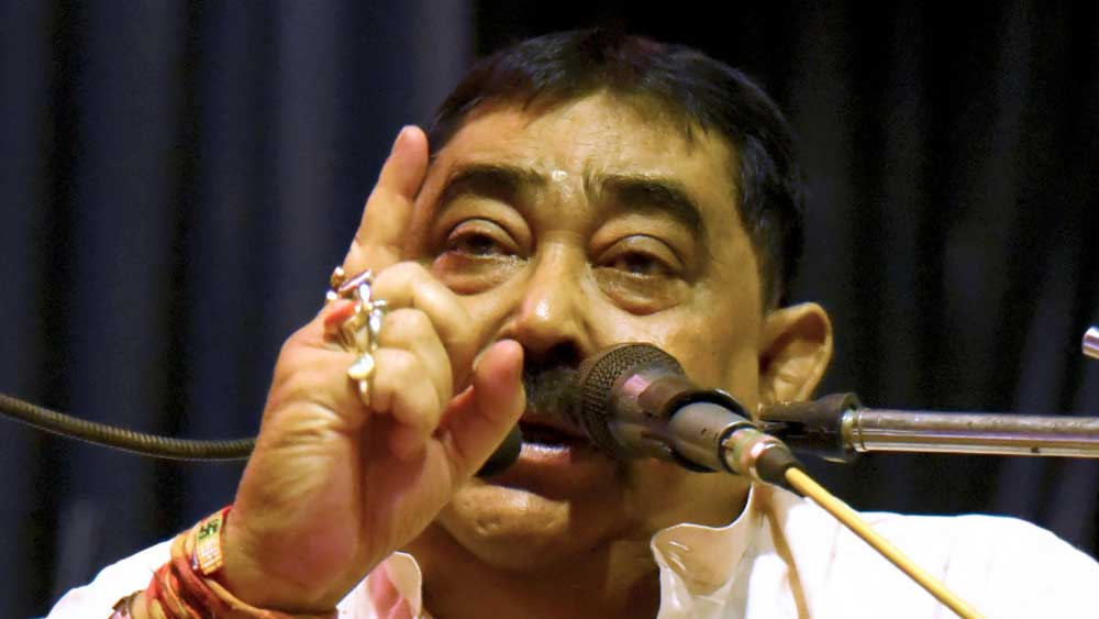 ‘নির্দল প্রার্থীর বাড়ি জ্বালিয়ে দিন’: ২০১৩ সালে পঞ্চায়েত ভোটের প্রচারে পাড়ুইয়ের ওই সভাতেই অনুব্রত বলেছিলেন, ‘‘প্রশাসন আমাদের প্রতি অবিচার করেছে। কোনও নির্দল প্রার্থীকে ভোট দেবেন না। যদি কোনও নির্দল প্রার্থী হুমকি দেন, তাহলে তাঁর বাড়িটা ভেঙে জ্বালিয়ে দিন।’’