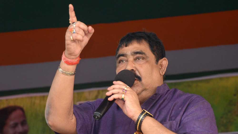 ‘ইঁদুরের বাচ্চা, বিষ দিয়ে মারুন’: ২০১৪ সালে লোকসভা নির্বাচনের প্রচারে গিয়েছিলেন মঙ্গলকোটে। সেখানে অনুব্রত বিরোধীদের ‘ইঁদুরের বাচ্চা’ বলেন।  তার পরেই দলীয় কর্মীদের তাঁর বার্তা, ‘‘শান্তিতে থাকতে হলে ওদের বিষ দিয়ে মারুন।’’