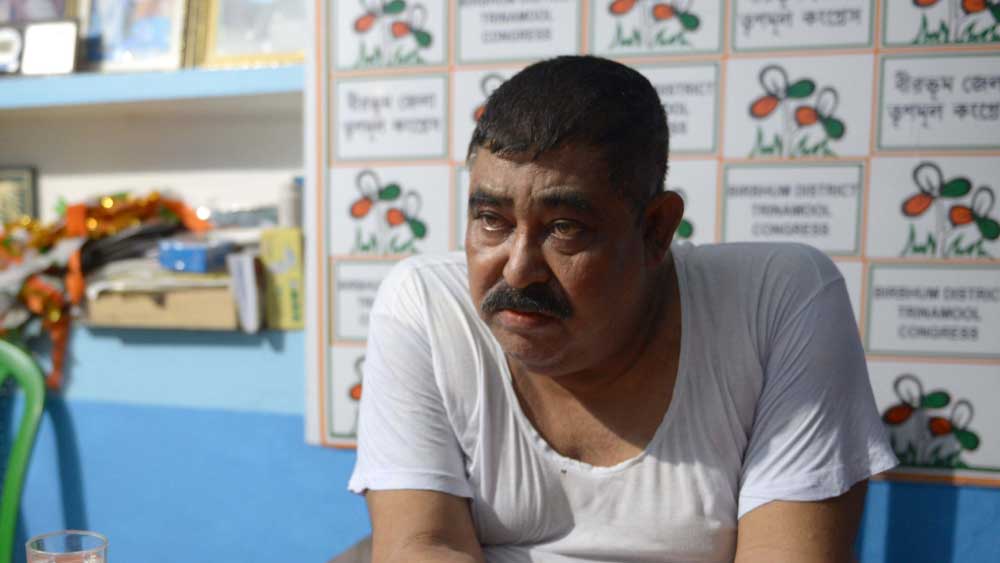 ‘চোখ তুলে নেব’: ২০১৬ সালের বিধানসভা নির্বাচনের আগের বছর আউশগ্রামে গিয়েছিলেন অনুব্রত। নিজের গড় শক্ত করতে। কড়া হুঁশিয়ারি দিয়ে এসেছিলেন সিপিএম কর্মীদের। ২০১৫ সালের ১৩ সেপ্টেম্বর আউশগ্রামের অভিরামপুরের একটি সভায় তিনি বলেন, ‘‘হুঁশিয়ারি দিচ্ছি। চোখ রাঙাবেন না। চোখ তুলে নেব!’’