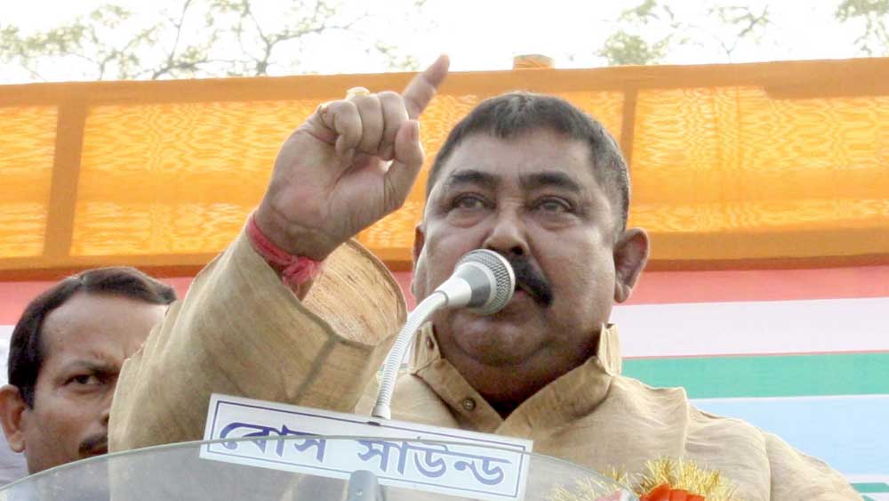 ‘গুড়-বাতাসা’: ২০১৬ সালে বিধানসভা ভোটের আগে অনুব্রতকে নজরবন্দি করেছিল নির্বাচন কমিশন। শোকজ নোটিসও পাঠায়। অনুব্রত দমেননি। বলে দেন, বুথে বুথে থাকবে ‘গুড়-বাতাসা’। ভোটের দিন যে যে বুথে গিয়েছিলেন, তৃণমূল কর্মীরা বিলিয়েছিলেন গুড় আর বাতাসা। 