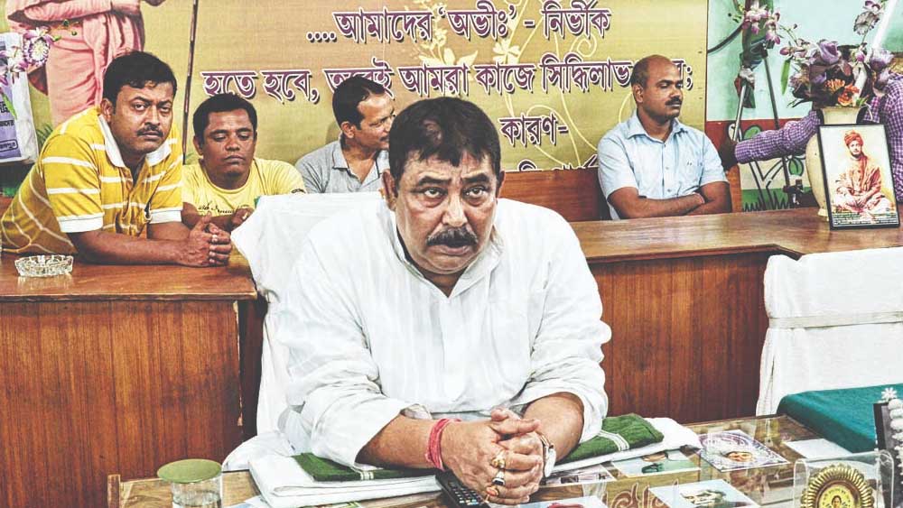 ‘গলির মোড়ে উন্নয়ন’: ২০১৮ সালের পঞ্চায়েত ভোট। অনুব্রত মণ্ডল হুঁশিয়ারি দিয়েছিলেন, বিরোধীরা মনোনয়ন জমা দিতে গেলে ভুগতে হবে। তাঁর কথায়, ‘‘রাস্তায় বেরোলে দেখবেন গলির মোড়ে উন্নয়ন দাঁড়িয়ে রয়েছে।’’ শেষ পর্যন্ত বীরভূমের ৪২টি জেলা পরিষদের মধ্যে ৪১টিতেই মনোনয়ন দিতে পারেননি বিরোধীরা। এক জন মনোনয়ন দিতে পারলেও শেষ পর্যন্ত প্রত্যাহার করেন। সেই নিয়ে কবিতা লিখেছিলেন শঙ্খ ঘোষ। অনুব্রতর মন্তব্য ছিল, ‘‘কে শঙ্খ ঘোষ?’’