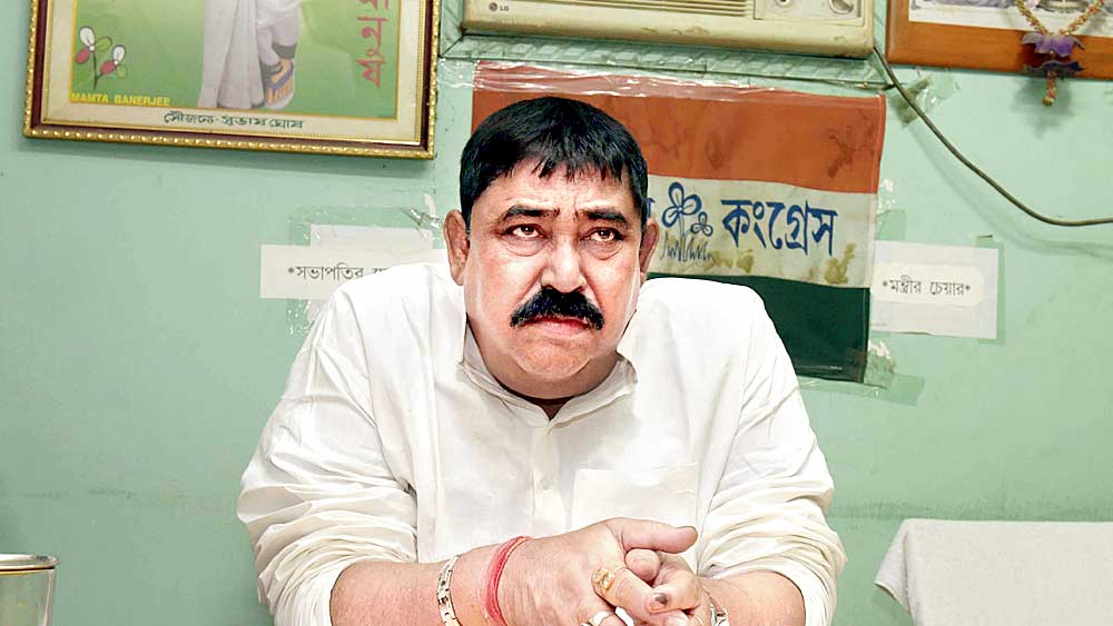 ‘শুঁটিয়ে লাল করে দেব’: জেএনইউতে পড়ুয়াদের পুলিশি নিগ্রহ নিয়ে তীব্র প্রতিক্রিয়া জানিয়েছিলেন বীরভূমের তৃণমূল সভাপতি। বলেছিলেন, ‘‘জেএনইউয়ে করেছে, ক্ষমতা থাকলে এখানে করুক, শুঁটিয়ে লাল করে দেব। করুক তো বর্ধমান বিশ্ববিদ্যালয়ে, করুক তো বিশ্বভারতীতে, করুক যাদবপুর বিশ্ববিদ্যালয়ে। দিল্লিতে কোনও শাসন নেই।’’