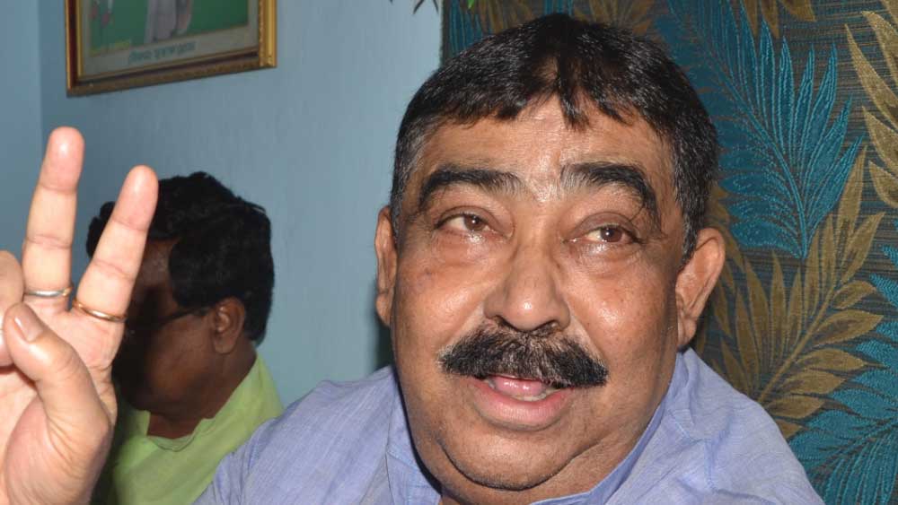 ‘ভয়ঙ্কর খেলা খেলে দিয়ে যাব’: ২০২১ সালের সেপ্টেম্বরে আউশগ্রামে খুন হন তৃণমূলের এক কর্মী। সংবাদমাধ্যমের সামনে বক্তব্য রাখতে গিয়ে বিস্ফোরক অনুব্রত। বলেন, ‘‘বিজেপি যদি ভাবে আমি মার্ডার করব, তৃণমূল চুপচাপ থাকলেও অনুব্রত মণ্ডল চুপচাপ থাকবে না। আমি মৃত্যুর ভয় পাই না। ১৫ দিনের মধ্যে আসামী ধরা না পড়লে ভয়ঙ্কর খেলা খেলে দিয়ে যাব। এসপিকে যা বলার বলেছি। কোনও কাহিনি শুনব না। আমি চাই না অশান্তি।’’