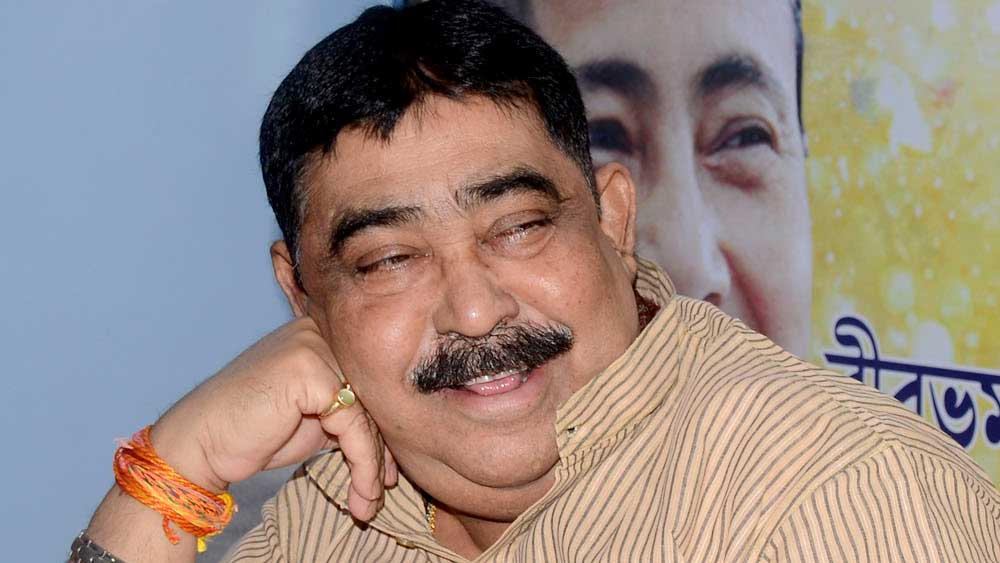 ‘বাড়ি-ঘর জ্বালিয়ে নির্বংশ করব’: আউশগ্রামে দলীয় কর্মী খুন নিয়ে অনুব্রতের বিতর্কিত মন্তব্য এখানেই থামেনি। তিনি বলেন, ‘‘পুলিশ না পারলে মানুষ আমাকে বলুক, ওই লোকটা খুন করেছে। তাঁর বাড়ি-ঘর জ্বালিয়ে নির্বংশ করে দেব। আমার দলের লোক হলে ওপেন রাস্তায় গুলি করব।’’