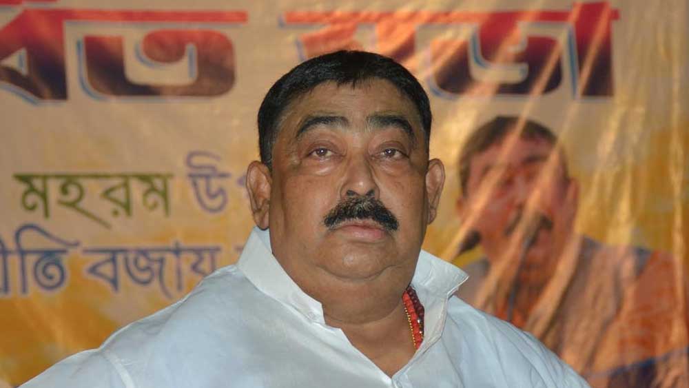 ‘যারা নজরবন্দি করতে আসবে, তাদের দিয়েই খেলাব’: ২০২১ সালে বিধানসভা নির্বাচনে বীরভূমে ভোটের আগে নজরবন্দি করা হয় অনুব্রতকে। নির্বাচন কমিশনের নির্দেশে। তারা জানিয়েছিল, অনুব্রতের নামে একগুচ্ছ অভিযোগের পরিপ্রেক্ষিতেই এই সিদ্ধান্ত।  সেই প্রসঙ্গে অনুব্রত বলেন, ‘‘ভোট শান্তিপূর্ণ ভাবেই হবে। আমি মনে করি এটা রুটিন। নজরবন্দি থাকার সময়ও খেলা হবে। ভয়ঙ্কর খেলা। ওরা ছায়া দেখেও ভয় পাচ্ছে। বিজেপি ভয় পাচ্ছে। তোমাকে দেখিয়ে দেব, কী সুন্দর খেলা হবে। যারা নজরবন্দি করতে আসবে, তাদের দিয়েই খেলাব। তারাই খেলবে।’’