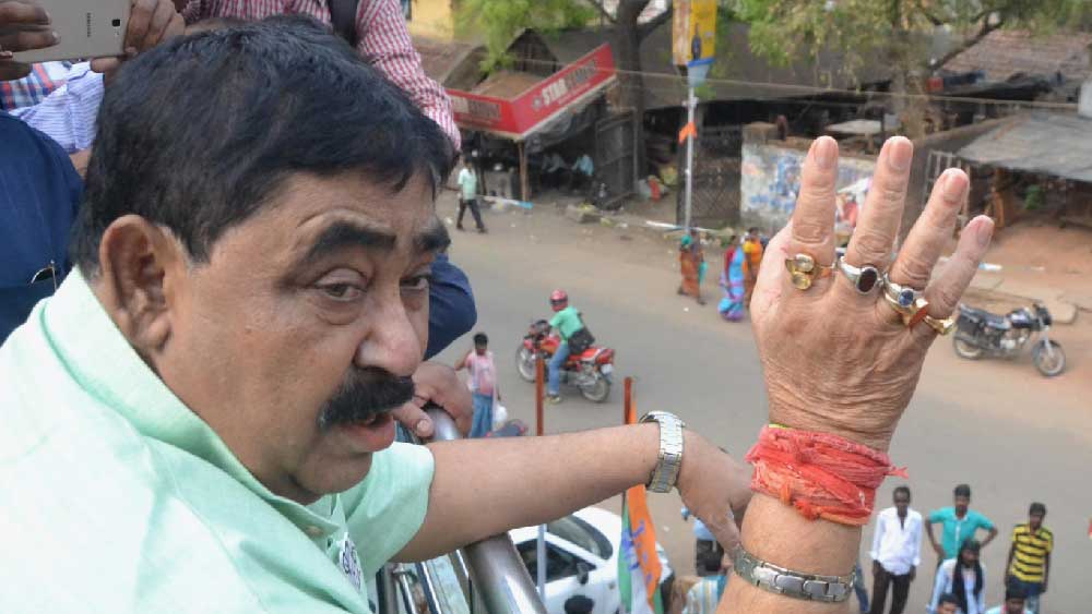 ‘খেলা থাকবে, খেলার পর টিফিন থাকবে’: বিধানসভা ভোটে নির্বাচন কমিশনের  নজরবন্দি করাকে রীতিমতো চ্যালেঞ্জ করেন অনুব্রত। বলেন, ‘‘আমার প্রস্তুতির দরকার নেই। কষ্ট লাগে, যখন সিআরপিএফ ভাইরা রোদে দাঁড়িয়ে থাকেন। কষ্ট লাগে। এ বারও খেলা থাকবে, খেলার পর টিফিন থাকবে। নকুলদানা থাকবে।’’ 