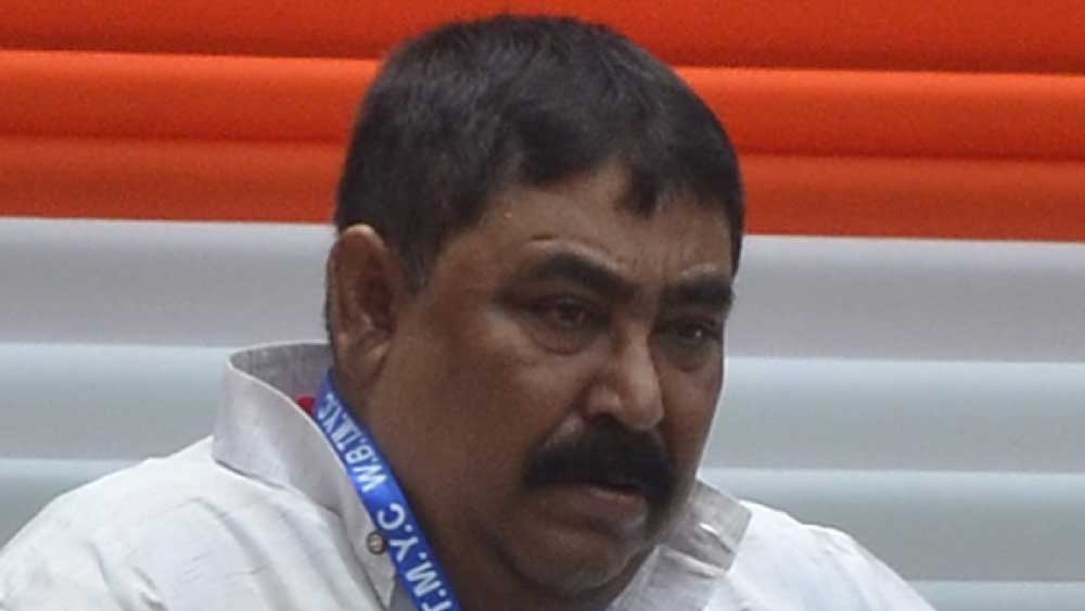 ‘রবীন্দ্রনাথ বেঁচে থাকলে আত্মহত্যা করতেন’: বিশ্বভারতী প্রসঙ্গে বলতে উঠে এক বার অনুব্রত বলেছিলেন, ‘‘আজ সকালেই অভিযোগ পেলাম, বিশ্ববিদ্যালয়ে এত নেশাখোর সব হয়ে গিয়েছে, যে পাতা না কি খেয়ে বেড়াচ্ছে। সেখানে নাকি মেয়েরাও খেয়ে বেড়াচ্ছে। হায় রে দুর্ভাগ্য! রবীন্দ্রনাথ ঠাকুর বেঁচে থাকলে আত্মহত্যা করতেন।’’ 