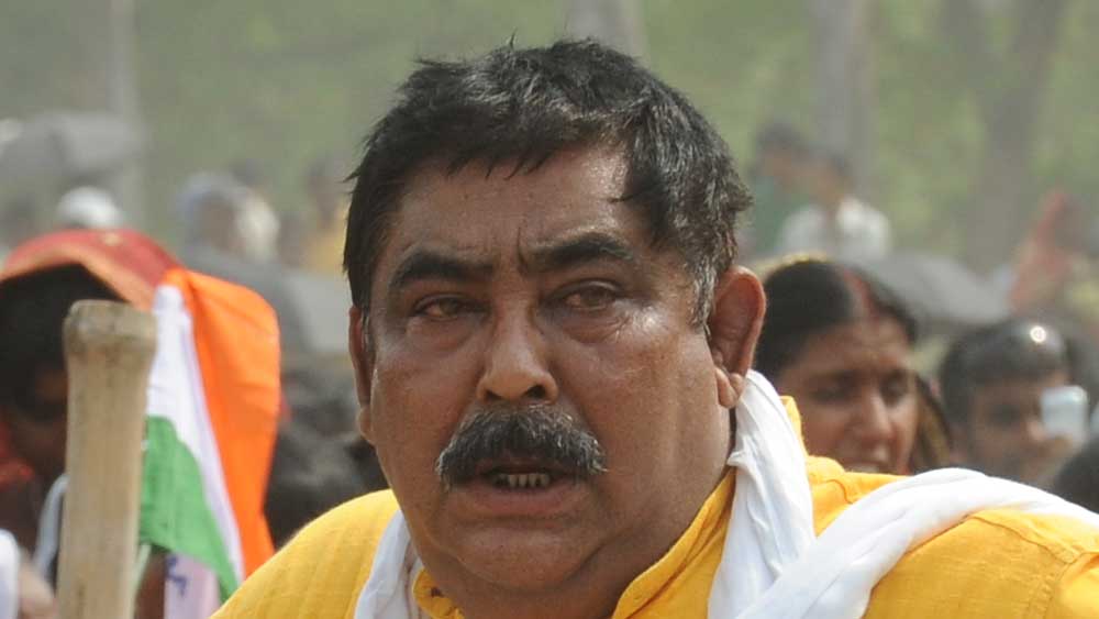 ‘আমি আছি মরি নাই’: সিবিআই জেরার জন্য ডেকেছিল। অসুস্থ রয়েছেন জানিয়ে যেতে পারেননি। কলকাতার এসএসকেএম হাসপাতালে দীর্ঘ দিন চলেছে চিকিৎসা। এর পর ২০ মে সিবিআইযের দফতরে হাজিরা দেন অনুব্রত। তার পর ফিরে যান বীরভূমে নিজের গড়ে। সেখানে নেতাকে দেখতে ভিড় জমিয়েছিলেন হাজার হাজার মানুষ। তাঁদের দেখে আপ্লুত নেতা বলে ওঠেন, ‘‘আপনাদের আশীর্বাদে আমি সুস্থ। কিন্তু আমাকে বিশ্রাম নিতে হবে। কিছু মনে করবেন না। সেই দূর গ্রাম থেকে এত লোক। আমার থেকে যাঁরা বড়, তাঁরা প্রণাম নেবেন। আমার থেকে যাঁরা ছোট, তাঁরা ভালোবাসা নেবেন। আমি আছি। আমি মরি নাই।’’ 