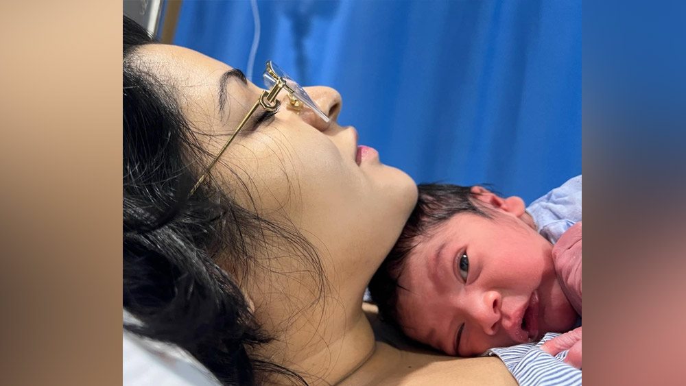 বৃহস্পতিবার সকালেই ছেলে কোলে অনুরাগীদের সামনে এলেন পরীমণি