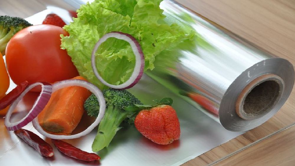 দীর্ঘ ক্ষণ ভাল রাখতে অ্যালুমিনিয়ামের ফয়েলেও কেউ কেউ খাবার মুড়িয়ে রাখেন। 