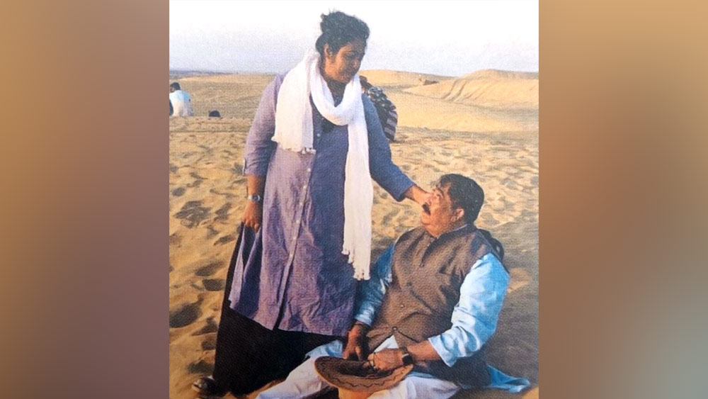 কখনও বলেছেন বিপক্ষের ‘কবজি কেটে নেবেন’। কখনও পুলিশের গাড়িতে ‘বোম’ মারার নিদান দিয়েছেন অনুব্রত মণ্ডল। তৃণমূলের সেই দুঁদে নেতাকে বৃহস্পতিবার গরুপাচার-কাণ্ডে গ্রেফতার করেছে সিবিআই। সিপিএম থেকে বিজেপি— বীরভূমে তাঁর নামে ‘সোজা’ হয়ে বসে বিরোধীরা। সাধারণ এক মাছ ব্যবসায়ী থেকে কী ভাবে এই জায়গায় পৌঁছেছিলেন কেষ্ট? 