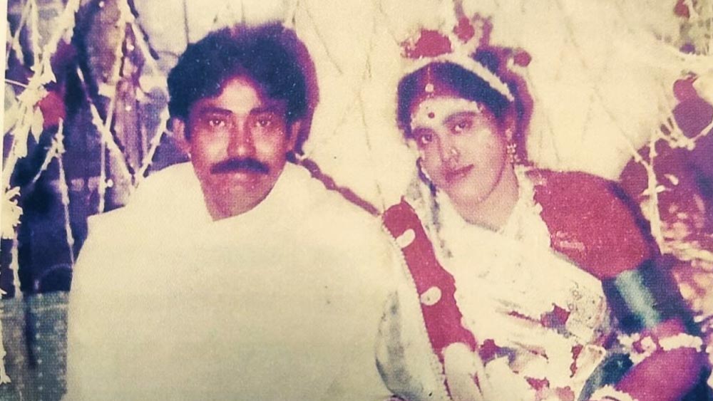 অনুব্রত থাকেন বোলপুরের ১৫ নম্বর ব্লকে। তাঁর পৈতৃক বাড়ি বীরভূমের নানুরের হাট সেরান্দি গ্রামে। 