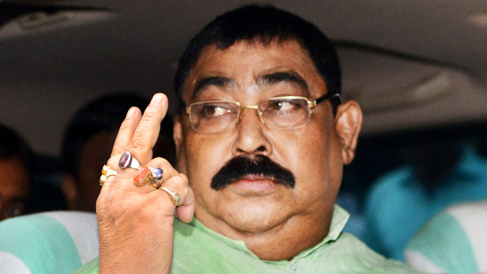 কেষ্টরা তিন ভাই। তিনি মেজো। বাবার ছিল মণিহারি দোকান। স্থানীয়দের দাবি, অষ্টম শ্রেণি পর্যন্ত পড়াশোনা করেছেন তিনি। তার পর বসতেন বাবার মণিহারি দোকানে।