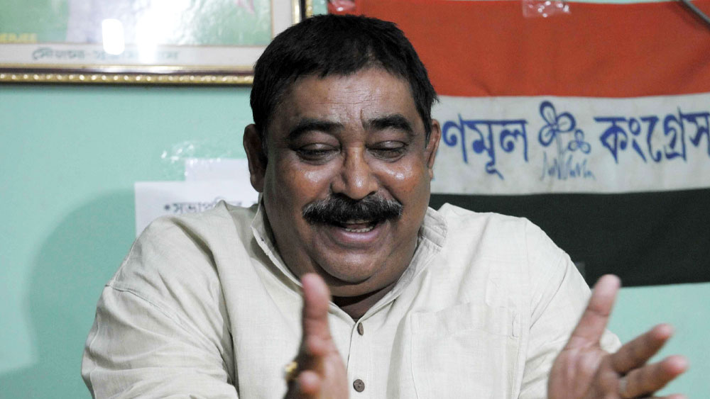 সে সময় বীরভূম জেলার তৃণমূল সভাপতি ছিলেন চিকিৎসক সুশোভন বন্দ্যোপাধ্যায়। তখন অনুব্রত ছিলেন জেলা যুব তৃণমূলের সভাপতি।