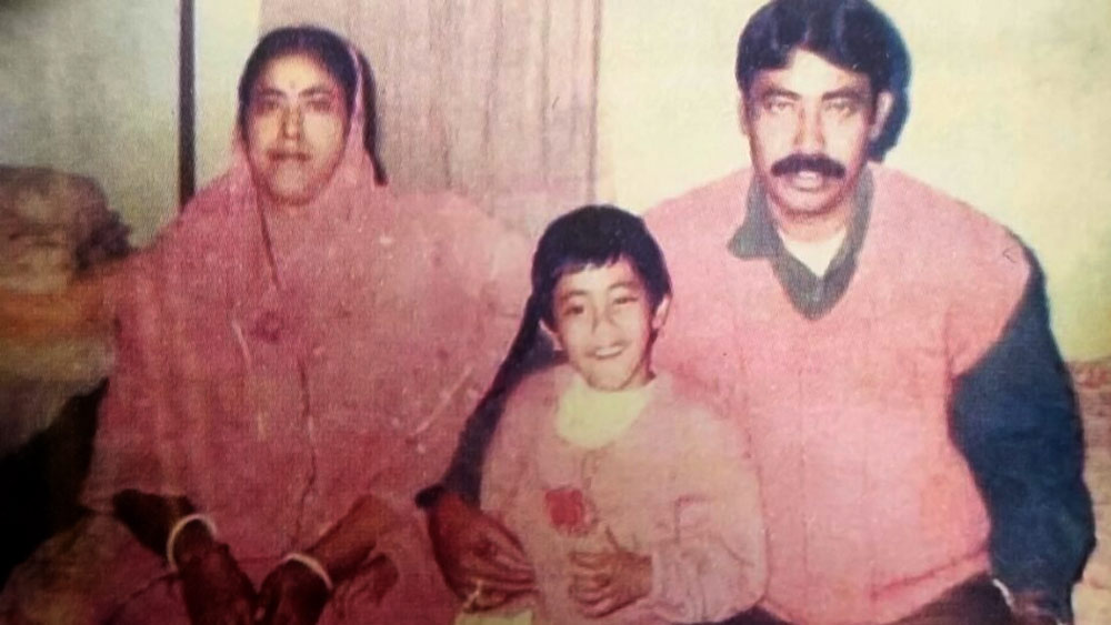 ২০১৯ সালের এপ্রিলে প্রয়াত হন অনুব্রতের মা পুষ্পরাণি মণ্ডল। দীর্ঘ দিন অসুস্থ ছিলেন। ২০২০ সালের জানুয়ারিতে প্রয়াত হন তাঁর স্ত্রী ছবি মণ্ডল। তিনি ক্যানসারে আক্রান্ত ছিলেন। চিকিৎসার পরেও লাভ হয়নি। একমাত্র মেয়ে সুকন্যাকে নিয়ে অনুব্রতের সংসার।